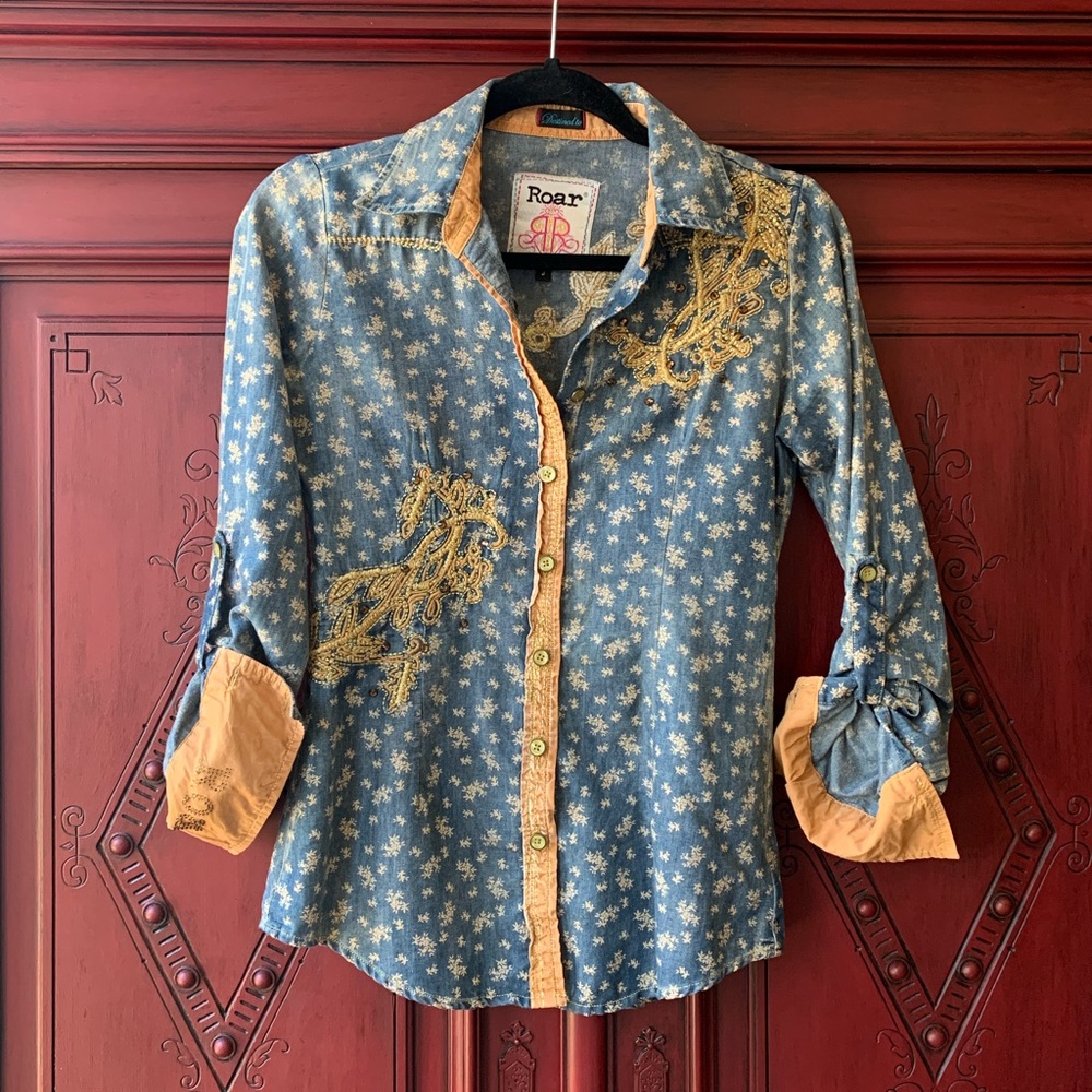 ROAR- gorgeous bedazzled & metallic button up!!